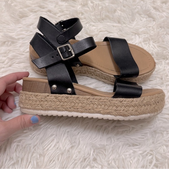 Soda Black Platform Sandals - Picture 1 of 3
